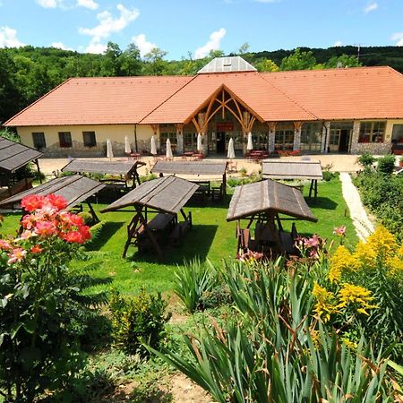 Somogy Kertje Ueduelofalu Es Etterem Bonnya Exterior photo