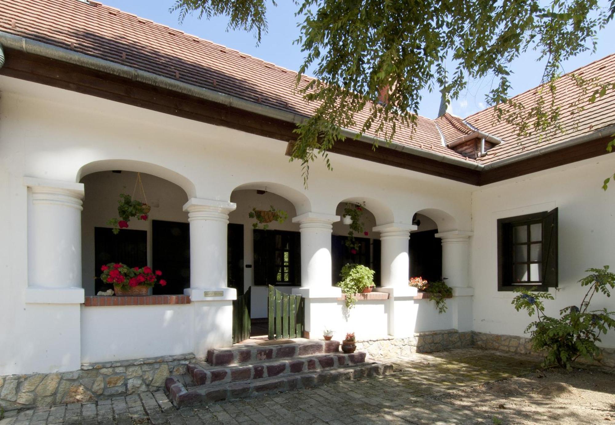 Somogy Kertje Ueduelofalu Es Etterem Bonnya Exterior photo
